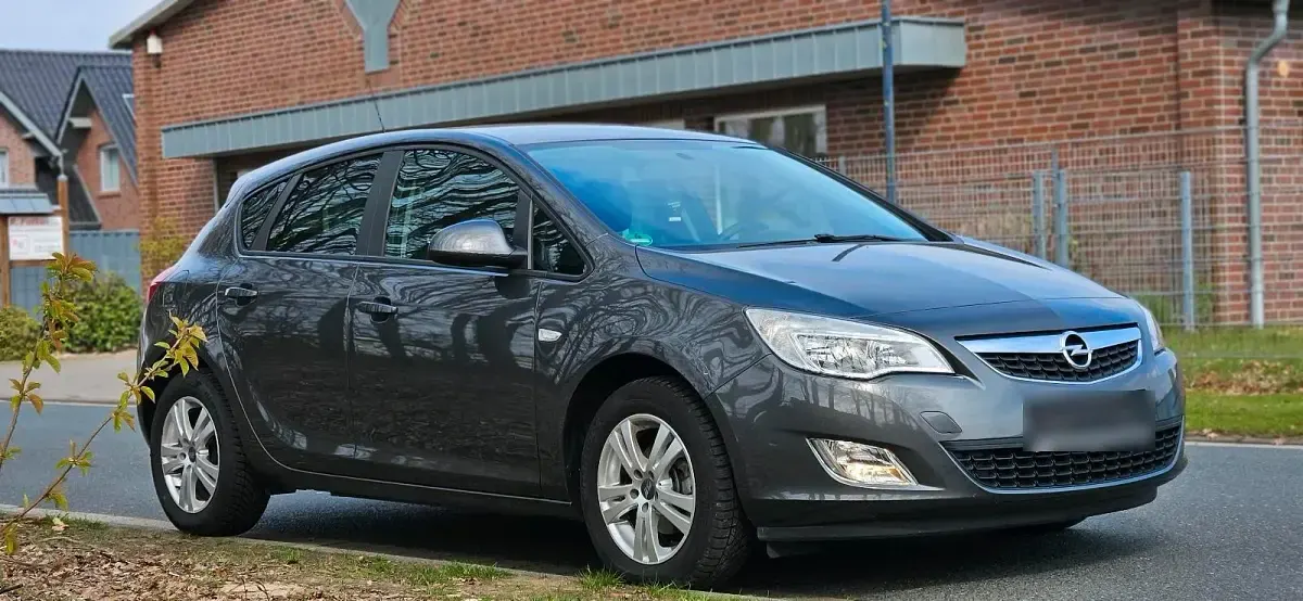 Usata Opel Astra 100 CV (73 kW) 2012 Andere farben Utilitaria