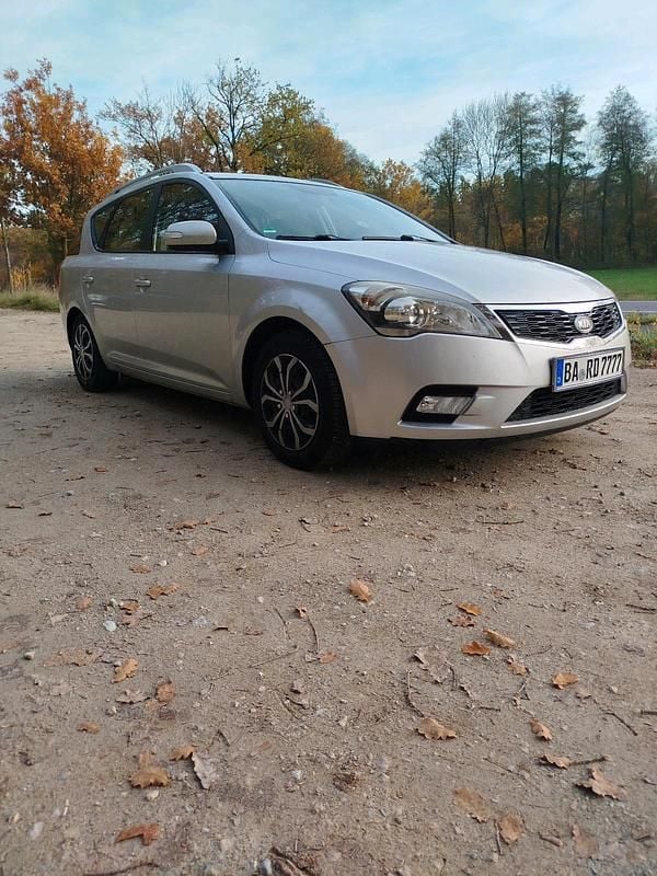 Silber Gebraucht 2012 Kia Ceed Sportswagon Kombi | 3.500 € (Guter Preis) - Bild 1/4