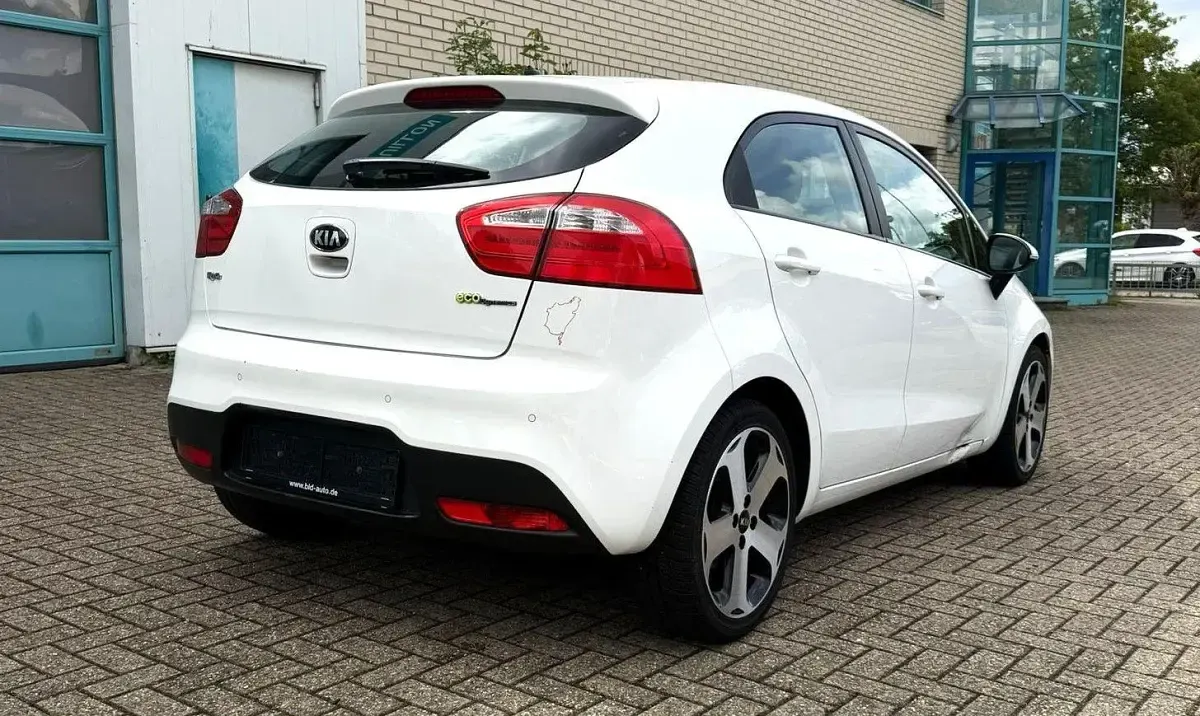 Gebraucht Kia Rio Spirit 86 PS (63 kW) 2013 Weiß Kleinwagen