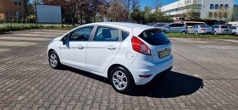 Gebraucht Ford Fiesta 101 PS (74 kW) 2017 Weiß Kleinwagen