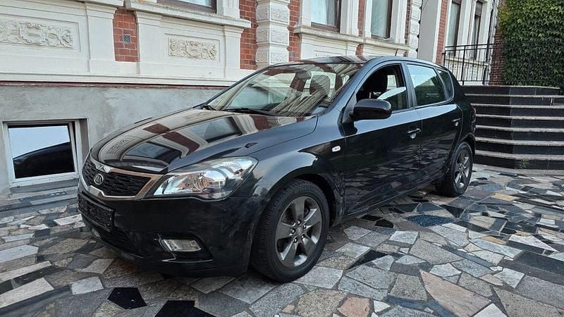 Schwarz Gebraucht 2010 Kia Ceed 2 Limousine | 3.400 € (Superpreis) - Bild 1/4