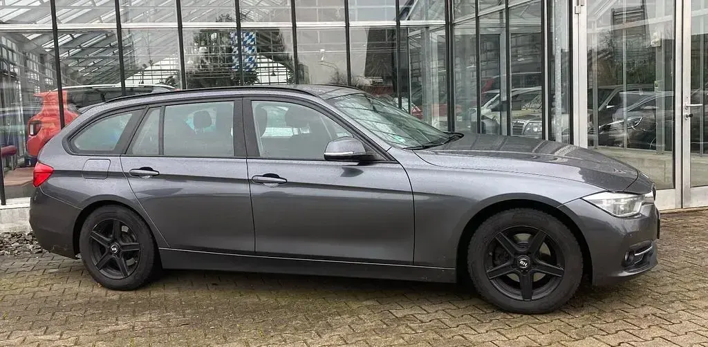 Gebraucht BMW 318 Sport Line 150 PS (110 kW) 2019 Grau Kombi