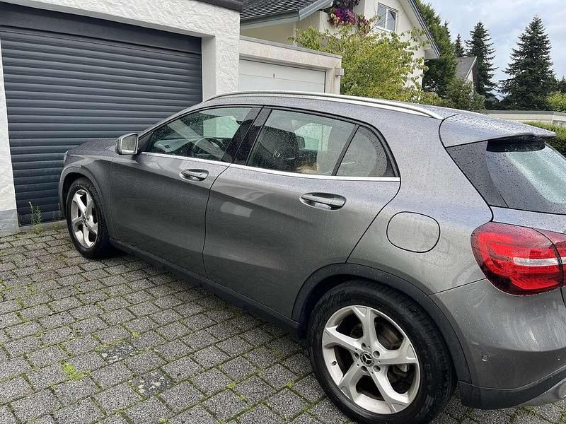 Gebraucht Mercedes GLA200 156 PS (114 kW) 2019 Grau SUV