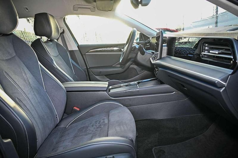 Gebraucht VW Passat Elegance 150 PS (110 kW) 2024 Grenadillschwarz metallic Kombi