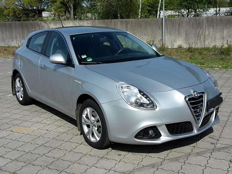 Silber Gebraucht 2012 Alfa Romeo Giulietta Turismo Limousine | 4.990 € (Fairer Preis) - Bild 1/4