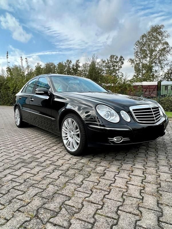 Schwarz Gebraucht 2007 Mercedes E280 Avantgarde Limousine | 10.500 € - Bild 1/4