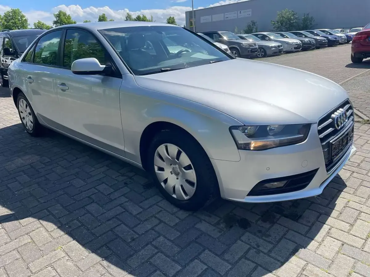 Gebraucht Audi A4 Attraction 120 PS (88 kW) 2012 Eissilber metallic Limousine