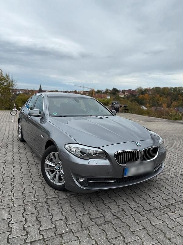 Grau Gebraucht 2011 BMW 523 Limousine | 12.300 € (Fairer Preis) - Bild 1/4
