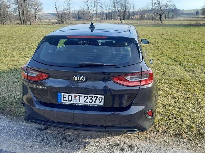 Gebraucht Kia Ceed Spirit 140 PS (102 kW) 2018 Schwarz Kleinwagen