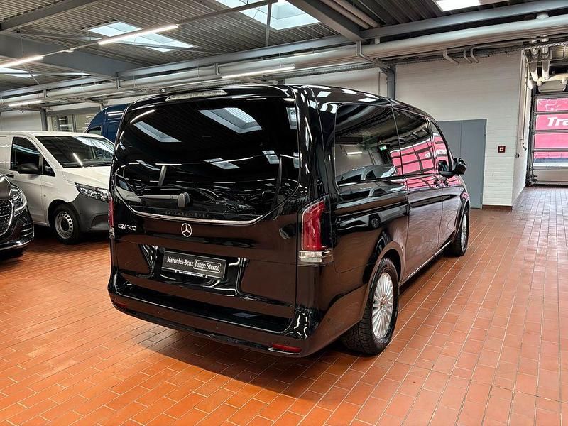 Gebraucht Mercedes EQV300 150 kW (204 PS) 2025 Schwarz Van / Kleinbus