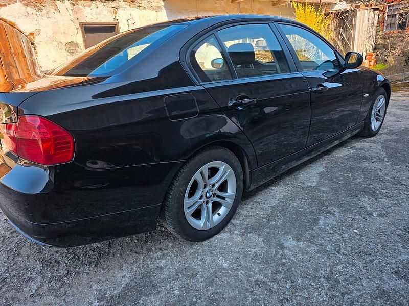Gebraucht BMW 318 2011 Schwarz Limousine