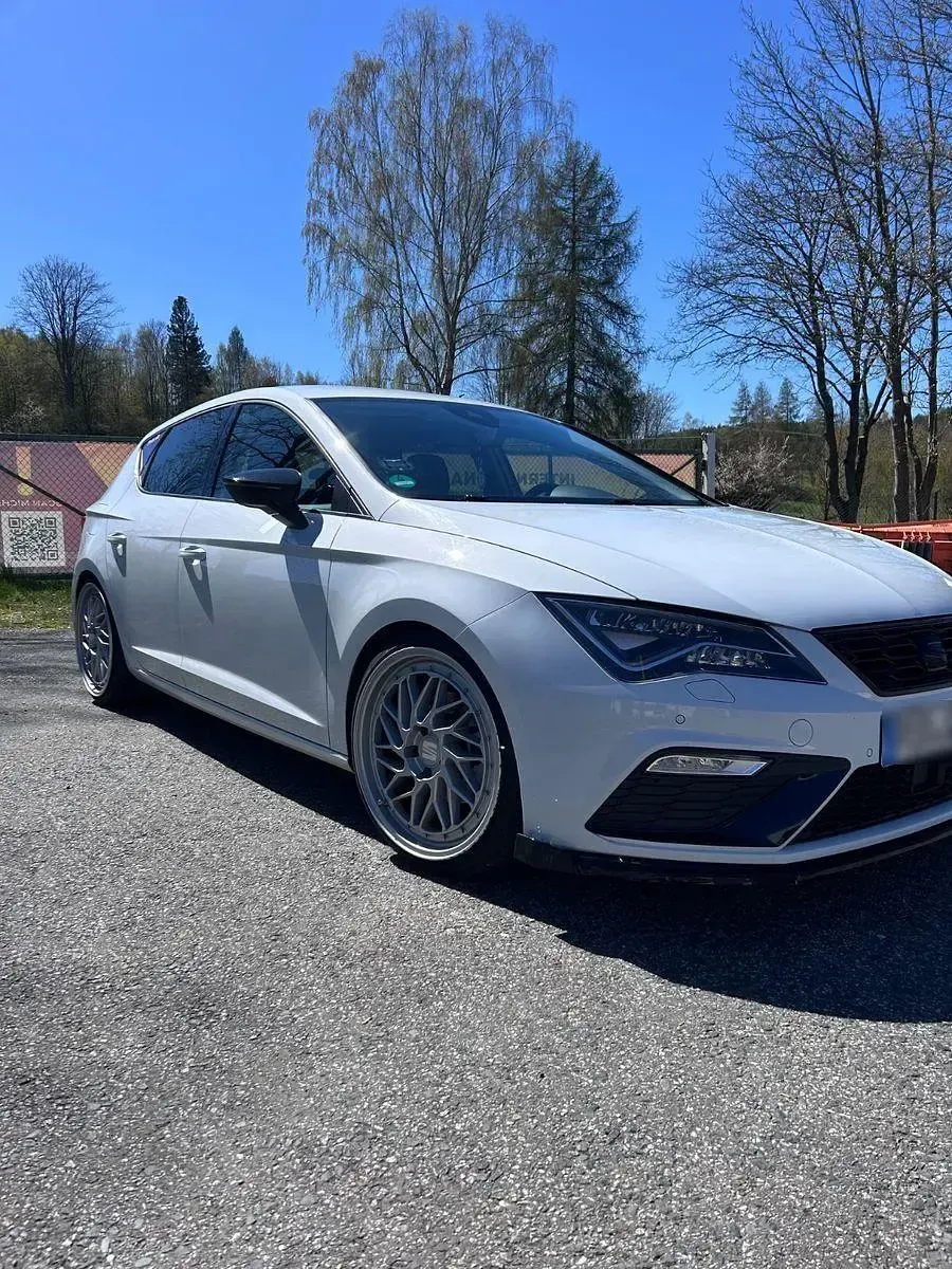 Używany Seat Leon FR 150 KM (110 kW) 2017 Biały Hatchback