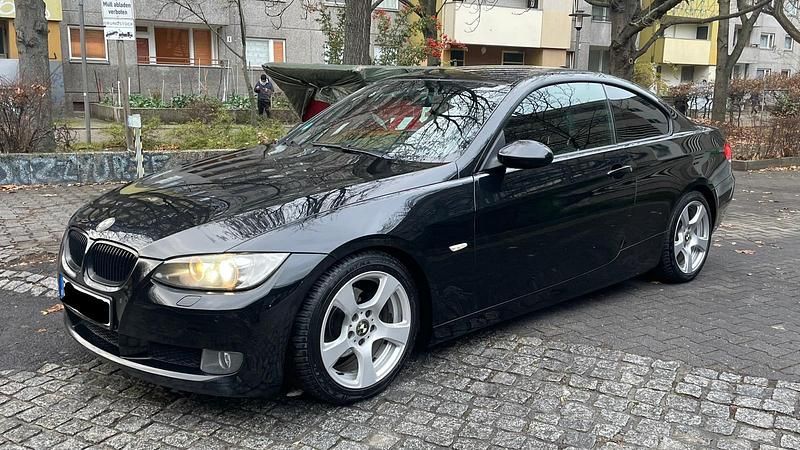 Schwarz Gebraucht 2009 BMW 320 Shadowline Coupé | 5.850 € (Guter Preis) - Bild 1/4