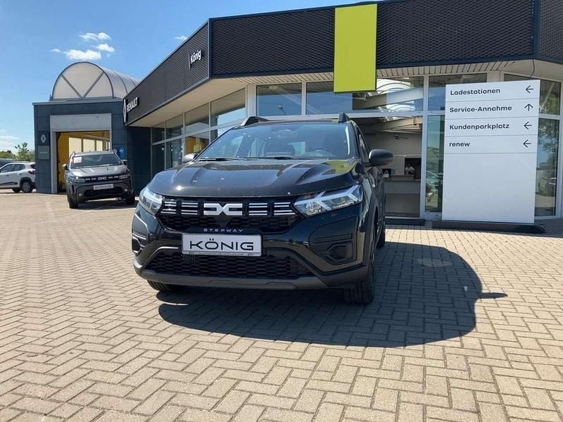 Perlmuttschwarz metallic Gebraucht 2025 Dacia Sandero Essentiel Limousine | 14.949 € (Superpreis) - Bild 1/3