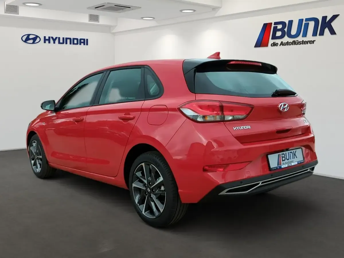 Gebraucht Hyundai i30 Trend 120 PS (88 kW) 2024 Engine red Limousine
