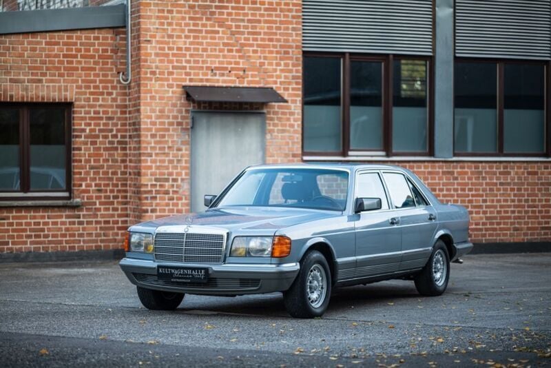 Blau Gebraucht 1981 Mercedes E500 Limousine | 24.500 € - Bild 1/4