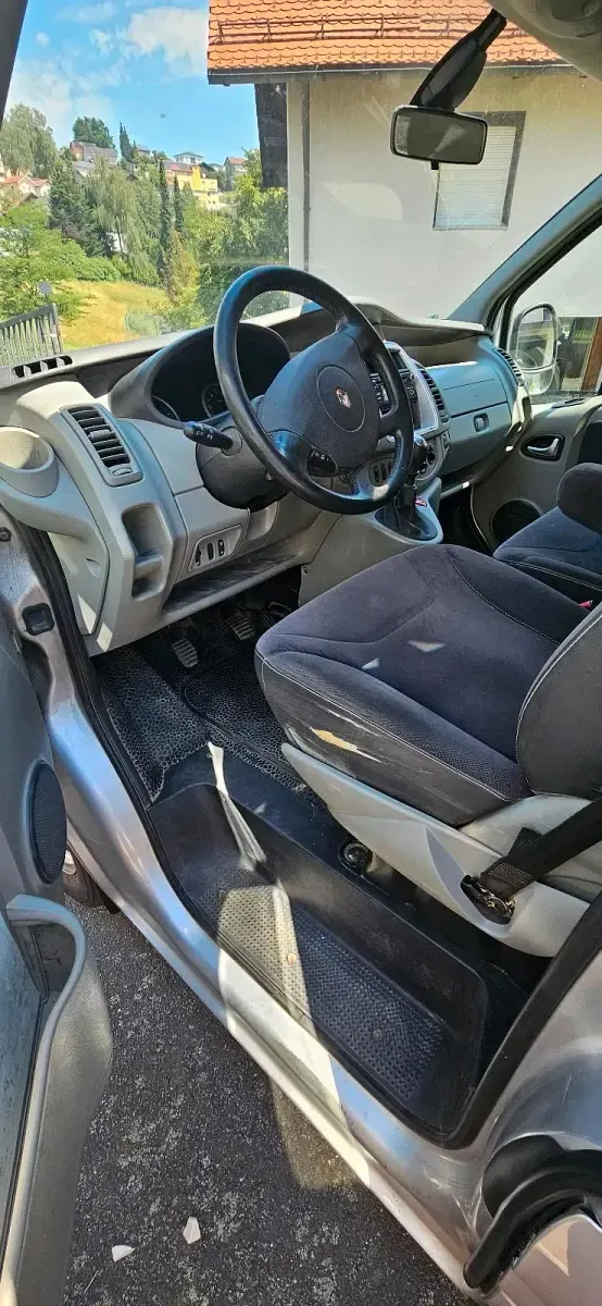 Gebraucht Renault Trafic 114 PS (83 kW) 2014 Silber Van / Kleinbus