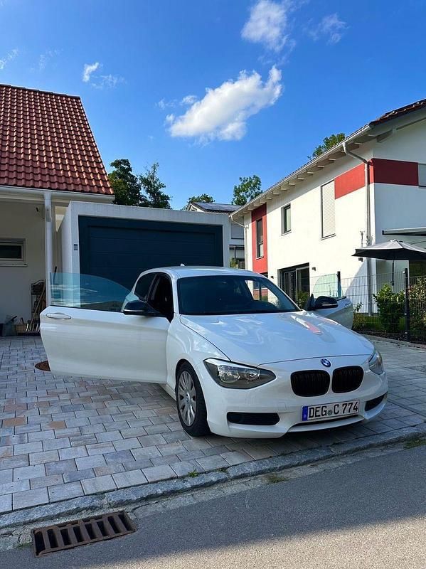 Weiß Gebraucht 2013 BMW 118 Coupé Sport Line Coupé | 8.500 € (Fairer Preis) - Bild 1/4