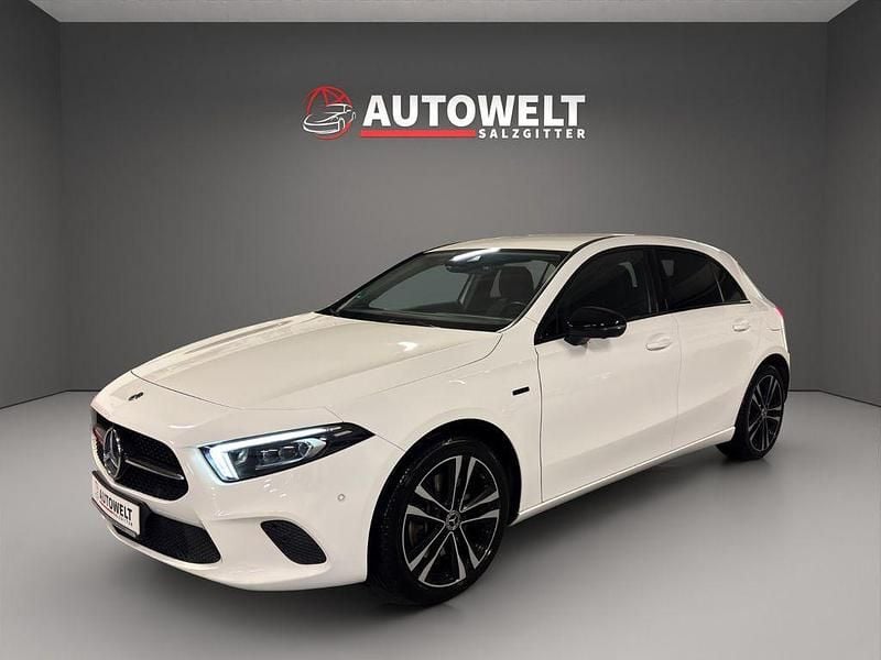 Weiß Gebraucht 2020 Mercedes A250 Edition 1 Limousine | 22.900 € (Guter Preis) - Bild 1/4