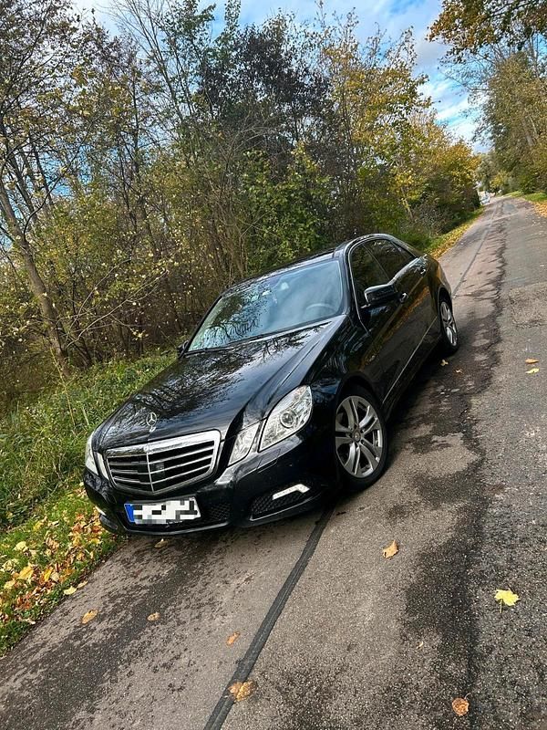 Schwarz Gebraucht 2009 Mercedes E220 Avantgarde Limousine | 8.600 € (Etwas zu teuer) - Bild 1/4
