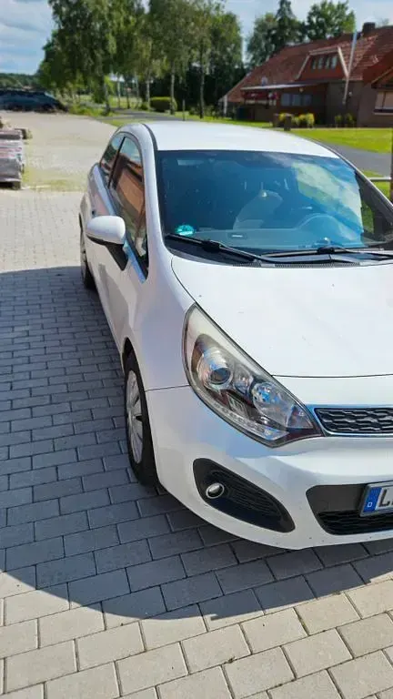 Gebraucht Kia Rio Edition 7 86 PS (63 kW) 2013 Weiß Limousine