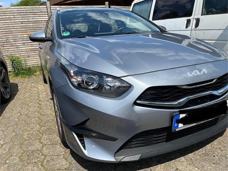 Silber Gebraucht 2022 Kia Ceed Sportswagon Vision Kombi | 18.550 € (Superpreis) - Bild 1/4