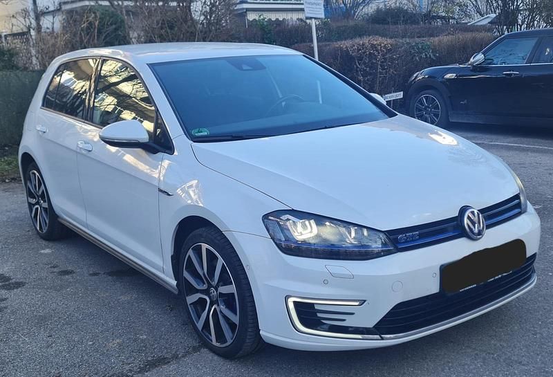 Weiß Gebraucht 2016 VW Golf VII GTE Limousine | 11.999 € (Fairer Preis) - Bild 1/4