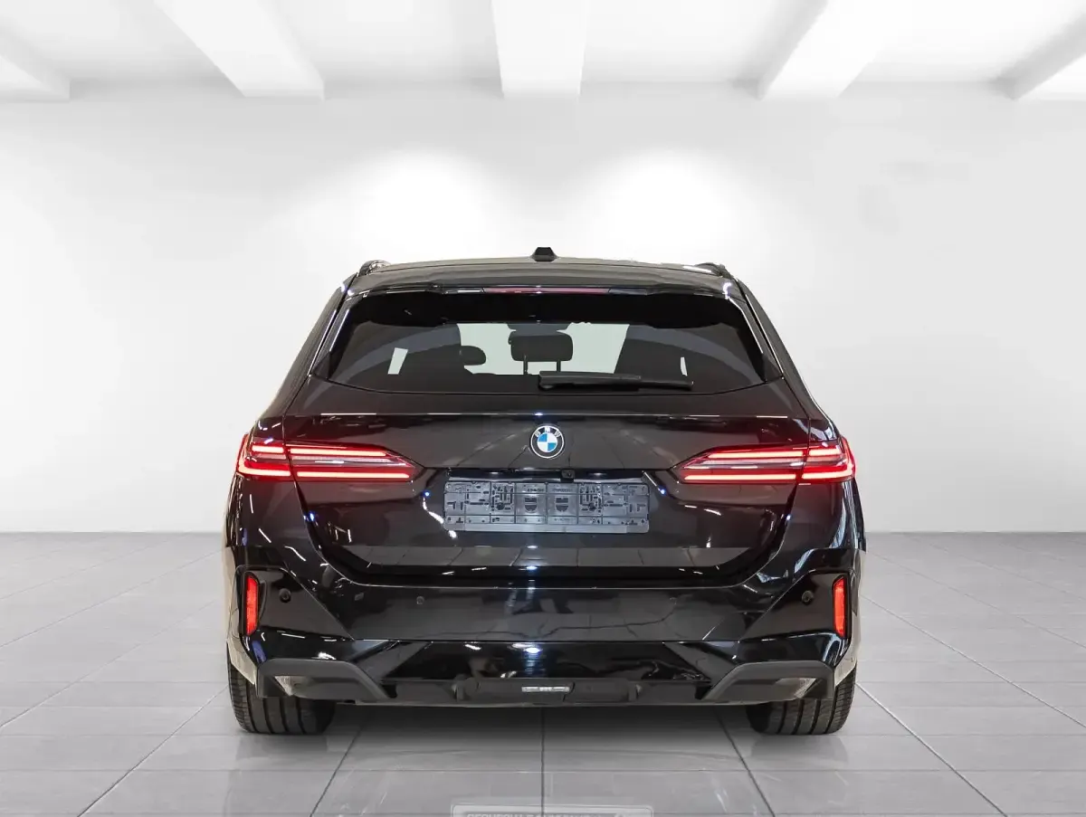 Gebraucht BMW 540 Comfort Edition 303 PS (222 kW) 2025 Saphirschwarz Kombi