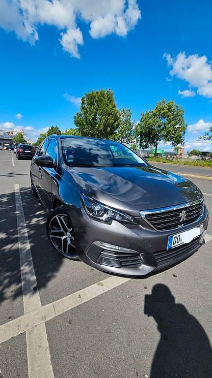 Grau Gebraucht 2017 Peugeot 308 Allure Kombi | 11.800 € (Fairer Preis) - Bild 1/4