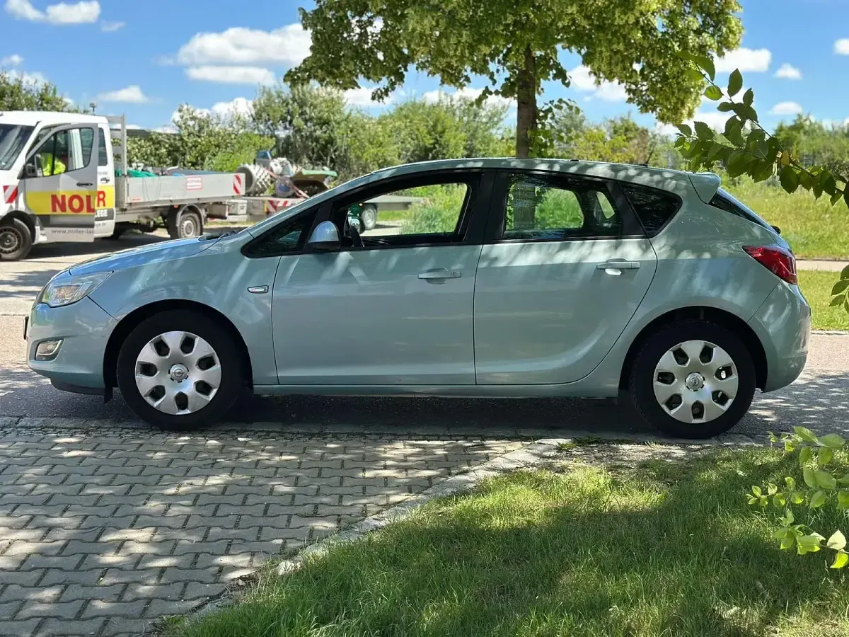 Gebraucht Opel Astra 100 PS (73 kW) 2011 Blau Kleinwagen