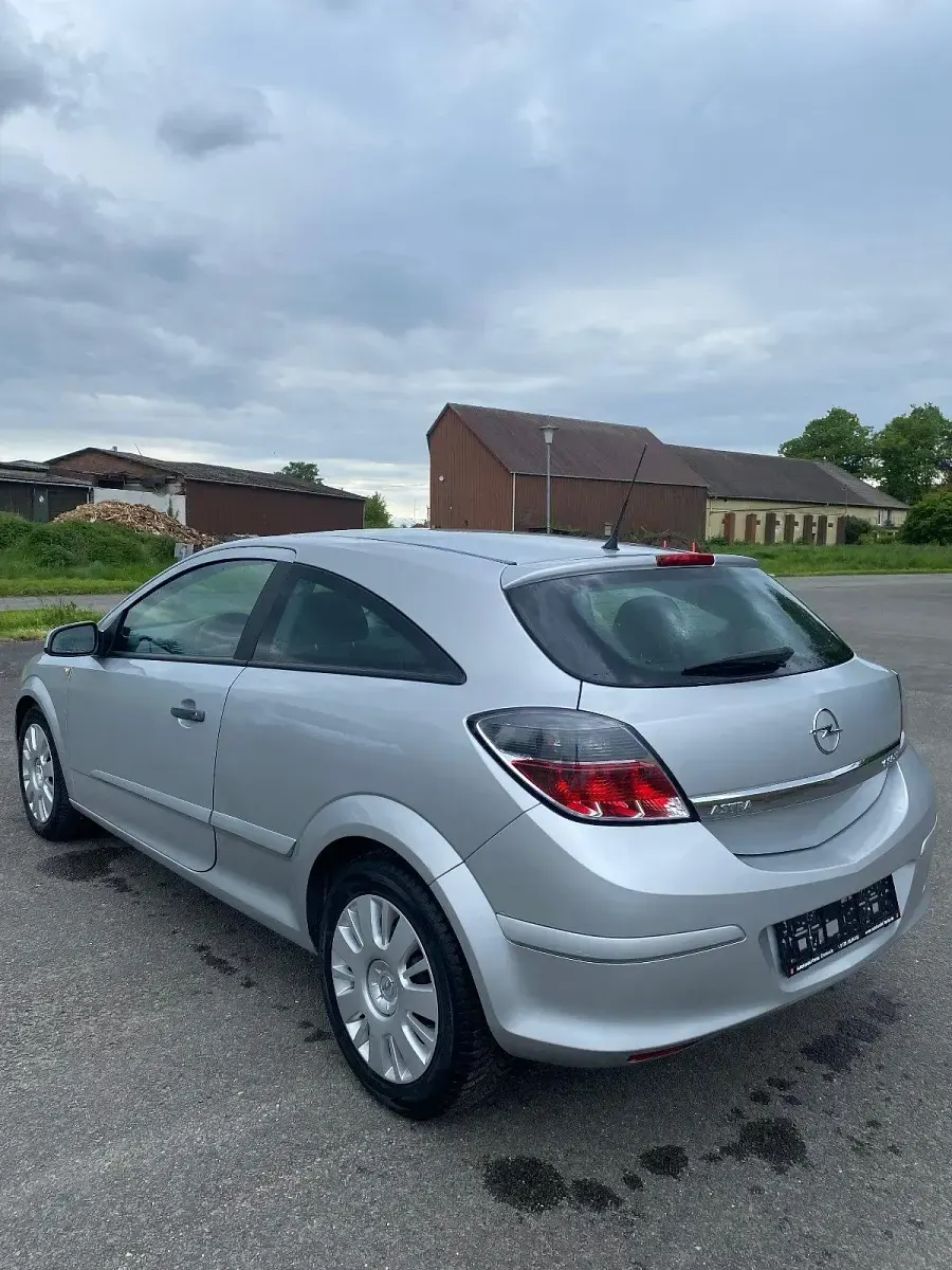 Gebraucht Opel Astra GTC Selection 90 PS (66 kW) 2009 Silber Limousine