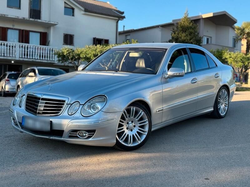 Silber Gebraucht 2006 Mercedes E320 Business Limousine | 12.400 € - Bild 1/4