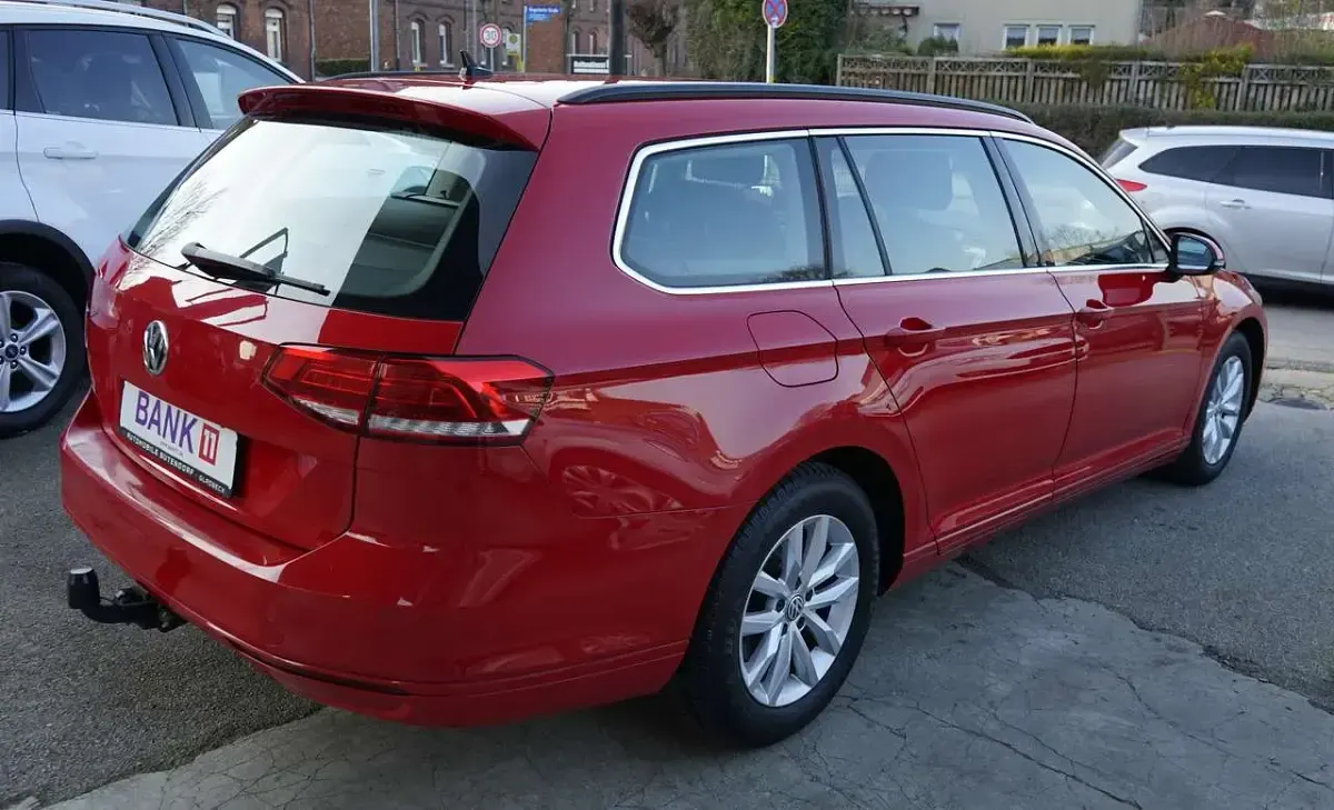 Gebraucht VW Passat Comfortline 120 PS (88 kW) 2019 Rot Kombi