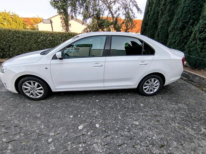 Weiß Gebraucht 2014 Skoda Rapid Ambiente Limousine | 6.500 € (Superpreis) - Bild 1/4