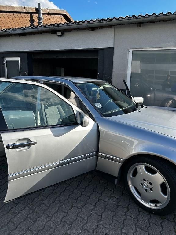 Gebraucht Mercedes C220 Elegance 150 PS (110 kW) 1993 Silber Limousine