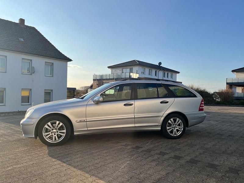 Silber Gebraucht 2005 Mercedes 220 Kombi | 4.099 € - Bild 1/4