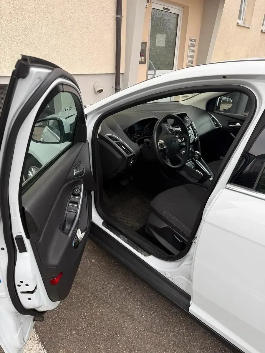 Używany Ford Focus 140 KM (102 kW) 2011 Biały Sedan/Limuzyna