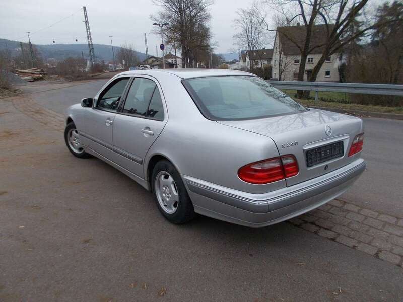 Silber Gebraucht 2001 Mercedes E240 Elegance Limousine | 1.950 € (Superpreis) - Bild 1/4