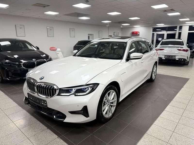 Gebraucht BMW 330e Luxury Line 184 PS (135 kW) 2022 Mineralweiss metallic Kombi