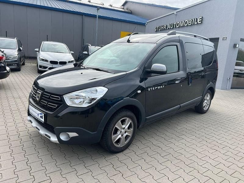 Schwarz Gebraucht 2021 Dacia Dokker Stepway Van | 16.990 € (Fairer Preis) - Bild 1/4