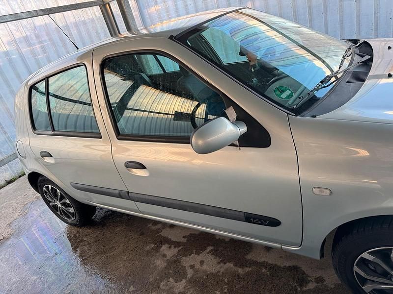 Gebraucht Renault Clio II 75 PS (55 kW) 2003 Silber Kleinwagen