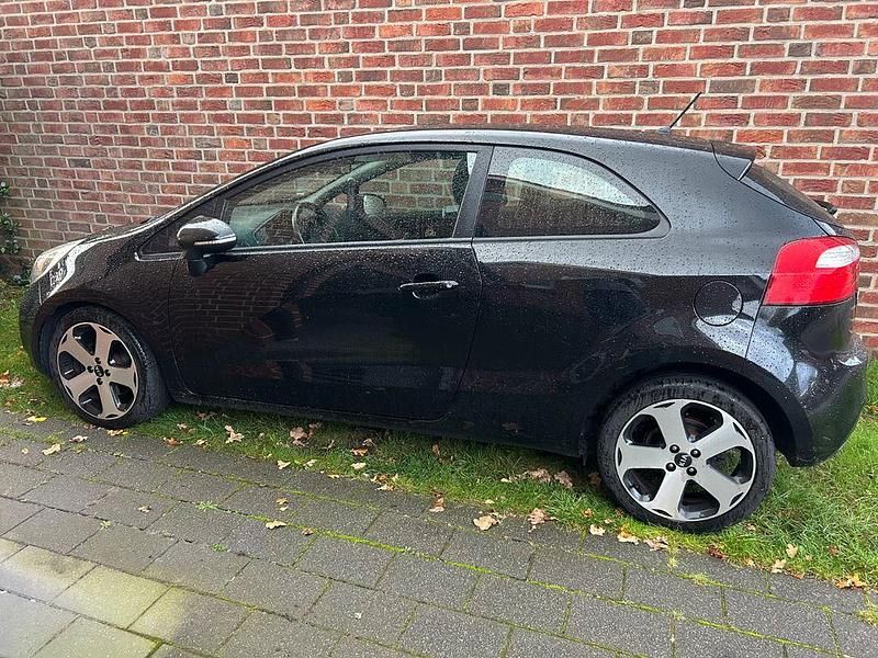 Schwarz Gebraucht 2012 Kia Rio Spirit Limousine | 3.500 € (Guter Preis) - Bild 1/4