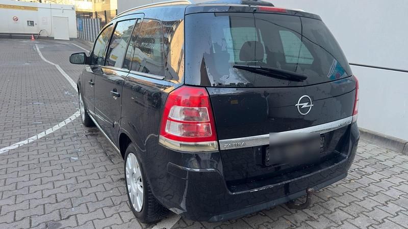 Gebraucht Opel Zafira 143 PS (105 kW) 2012 Schwarz Van / Kleinbus