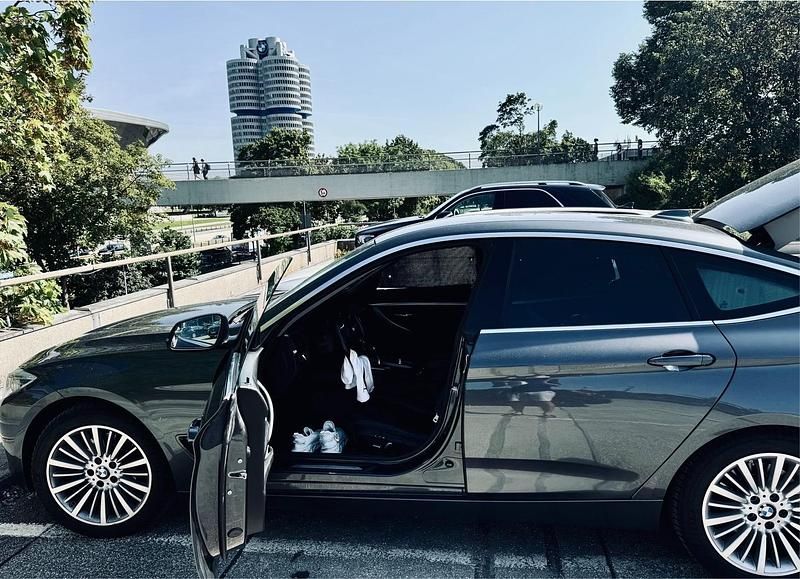 Grau Gebraucht 2016 BMW 330 Luxury Line Limousine | 19.995 € (Superpreis) - Bild 1/4