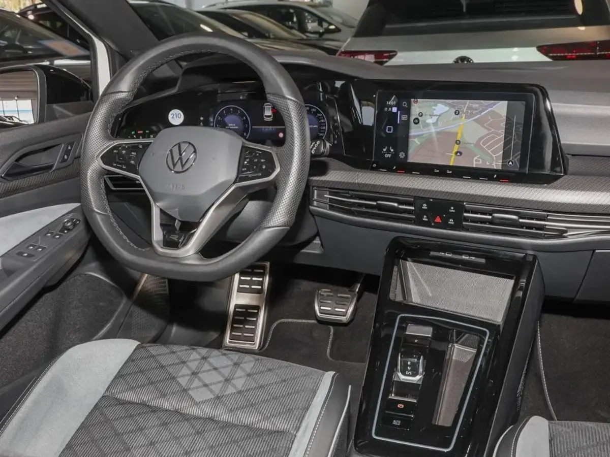 Gebraucht VW Golf VIII R-line 131 PS (96 kW) 2024 Weiß Kombi
