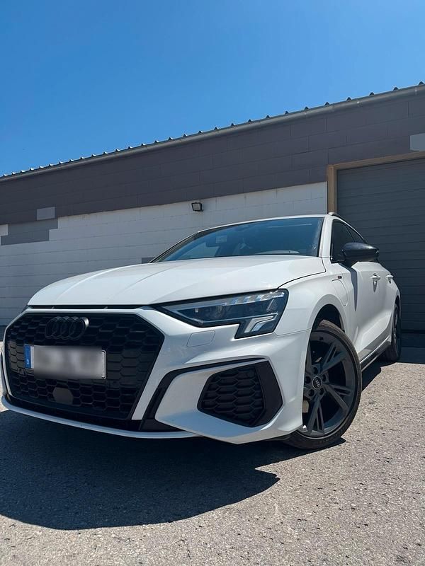 Weiß Gebraucht 2022 Audi A3 Sportback e-tron S-Line Kleinwagen | 22.500 € (Superpreis) - Bild 1/4