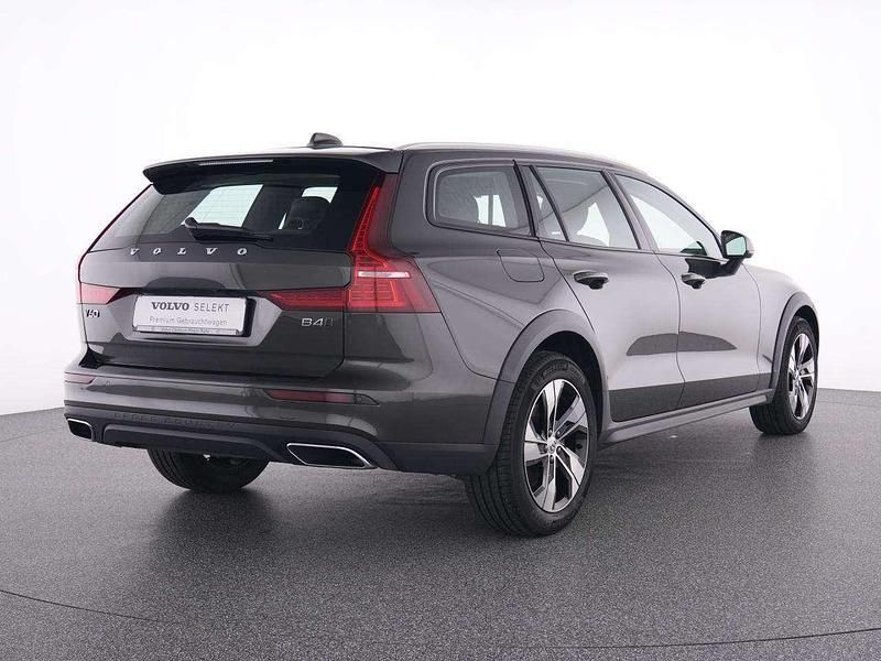 Gebraucht Volvo V60 CC Pro 197 PS (144 kW) 2022 Grau pine grey / metallic Kombi