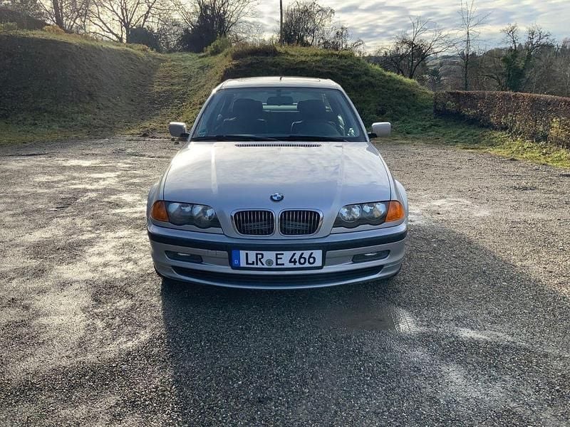 Silber Gebraucht 1999 BMW 323 Limousine | 1.900 € (Guter Preis) - Bild 1/4