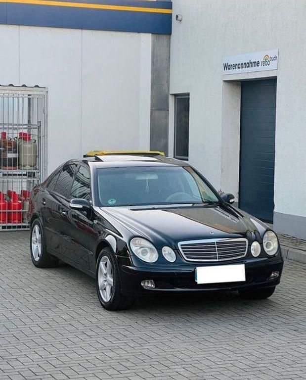 Schwarz Gebraucht 2004 Mercedes E200 Classic Limousine | 3.000 € (Fairer Preis) - Bild 1/4