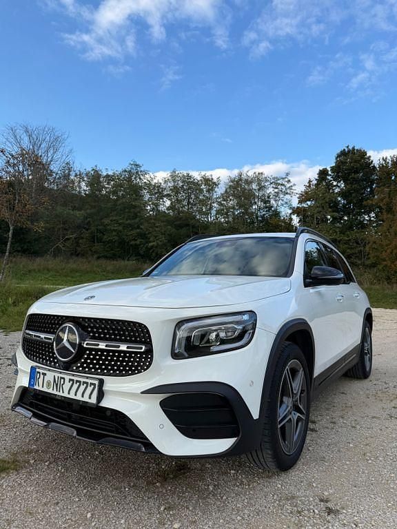 Weiß Gebraucht 2020 Mercedes GLB250 AMG line SUV | 33.200 € (Fairer Preis) - Bild 1/4